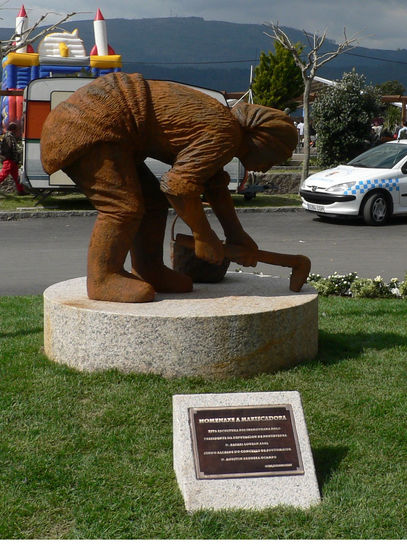 Monumento a la Mariscadora Metal Figurativa