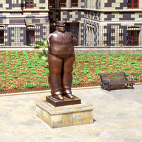 Botero-Hombre Vestido