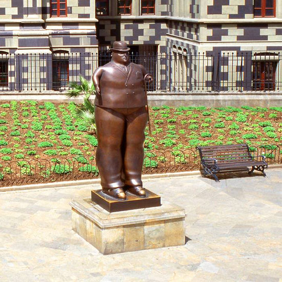 Botero-Hombre Vestido 