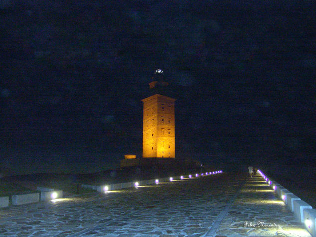 Paseo nocturno hacia la torre de Hércules 