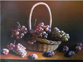 cesta con uvas y ciruelas