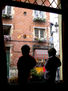 Dos meones contra la ventana.