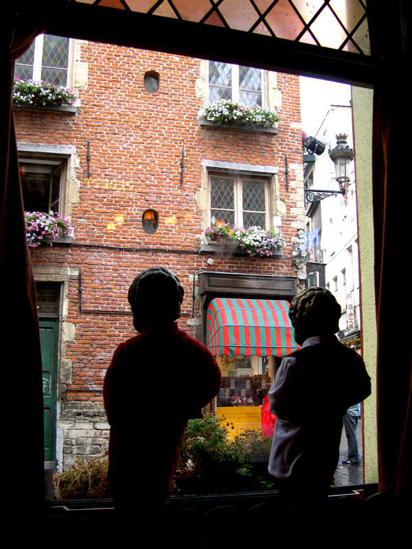 Dos meones contra la ventana.