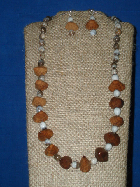Collar con espinas de Tachuelo y Camandulas