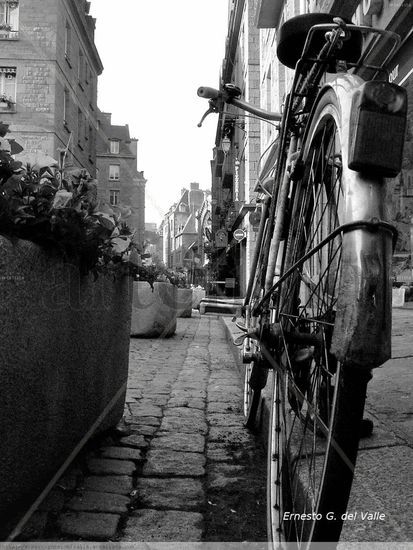 Bicicleta en Saint  Emilión, Francia Deportiva Blanco y Negro (Digital)