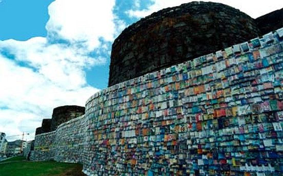 CUMULUM, muralla de libros 