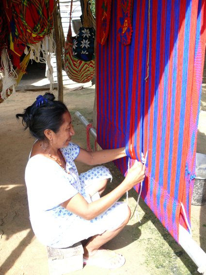 India Guayu tejiendo hamaca