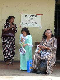 Mujeres con traje...