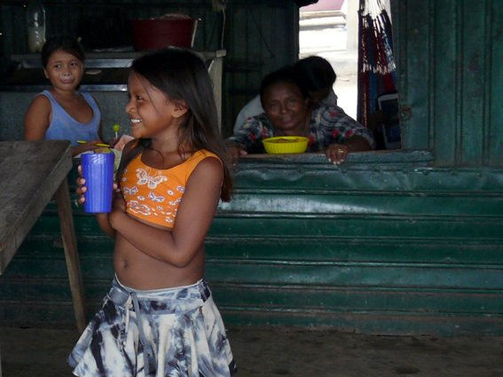 Niña Guajira esquivando la cámara Fotoperiodismo y documental Color (Digital)