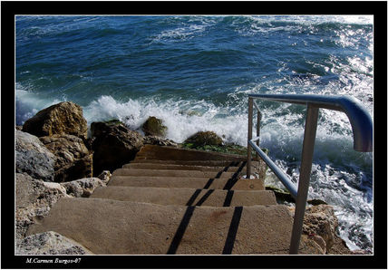 Escalera hacia la mar