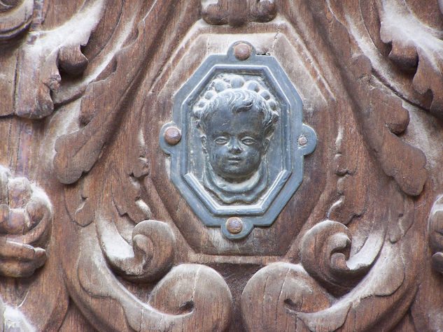 detalle de una puerta de la catedral de Astorga 