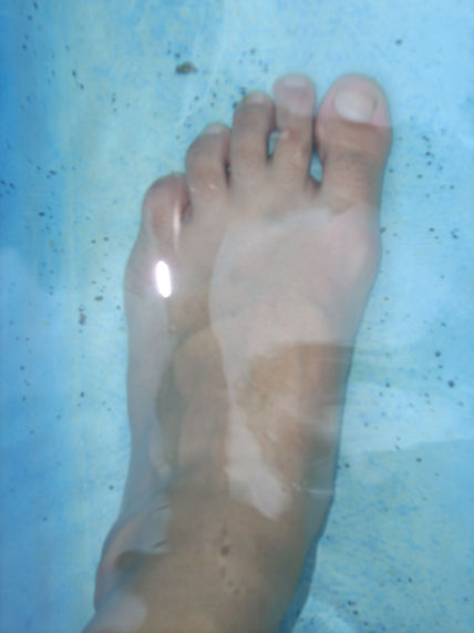 Con un pie en el agua
