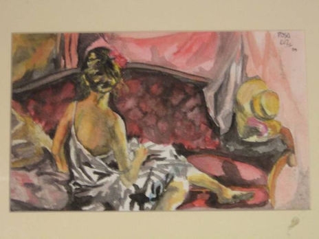 Mujer sobre el sofá