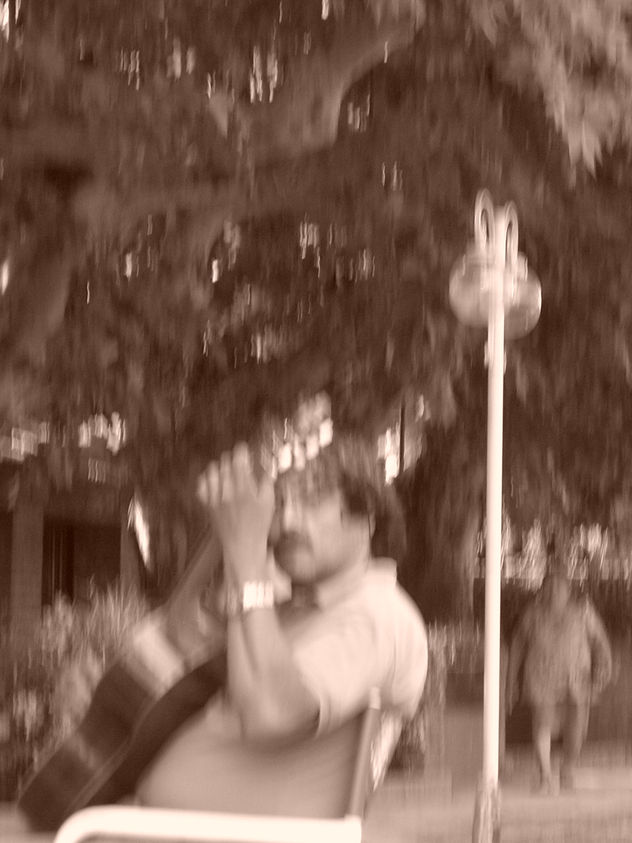 hombre guitarreando
