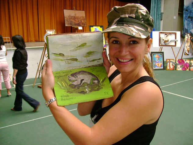 foto de liliana fernandez con libro original de frida kahlo: sapo 