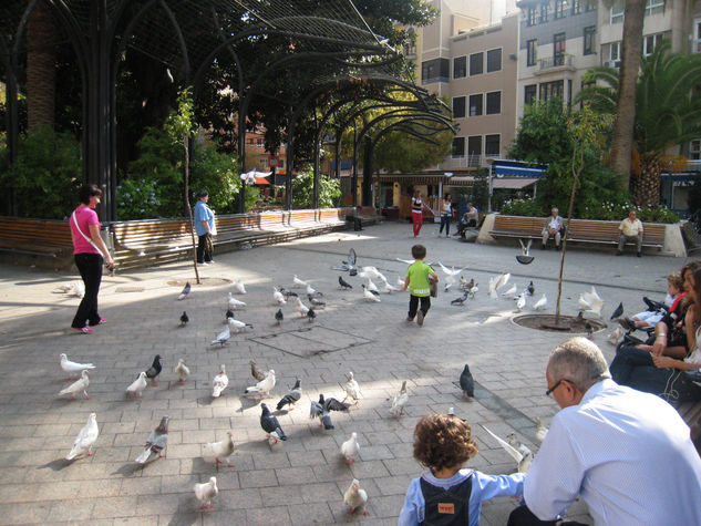 Niños y palomas Otras temáticas Color (Digital)