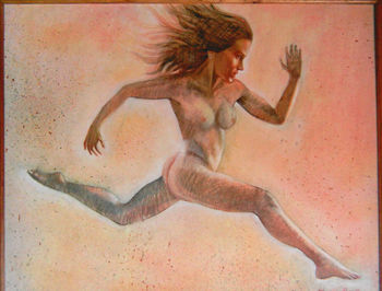 mujer avanzando