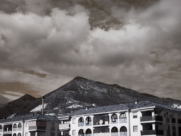 bajo el monte