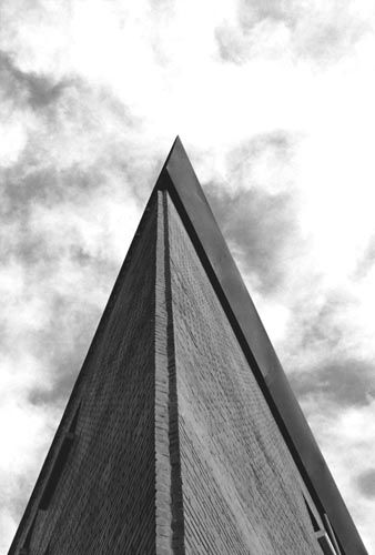 PIRAMIDE  ( Primer Premio Concurso Colegio de Arquitectos - 2005 )