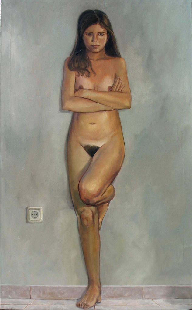 Muchacha apoyada en la pared