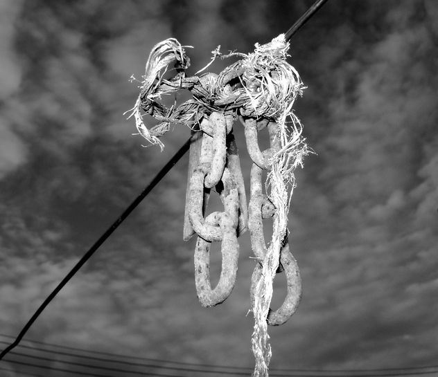 nudo encadenado bajo el gris cielo