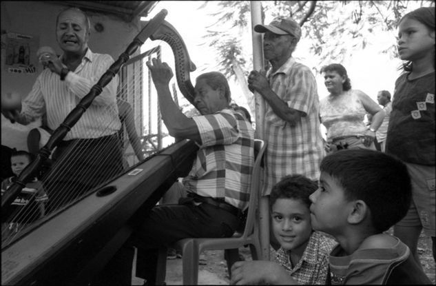 De la serie: Venezuela Cotidiana Fotoperiodismo y documental Blanco y Negro (Química)