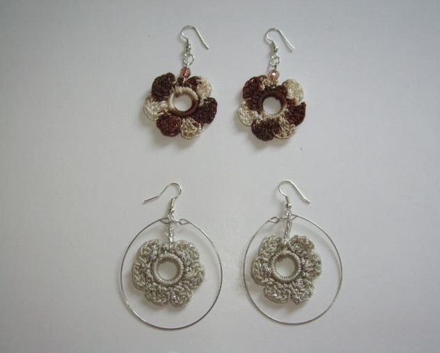 Aretes tejidos en hilos matizados