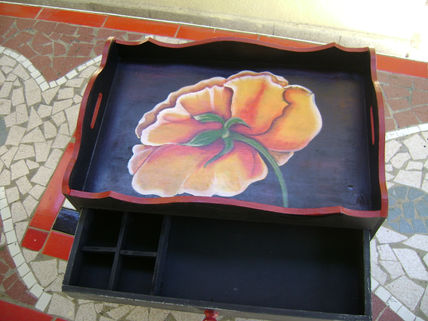 Rosa en bandeja