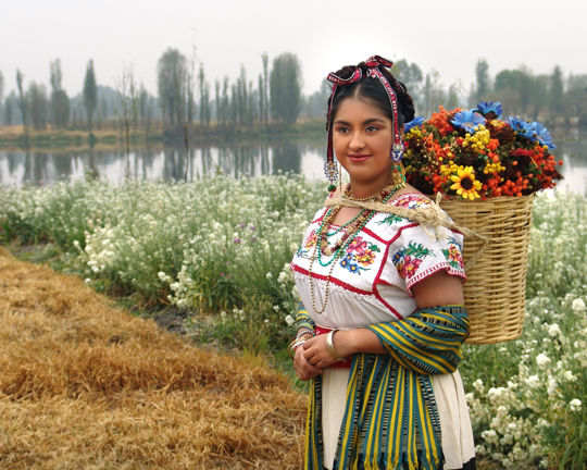 Sonrisa escondida entre Flores 