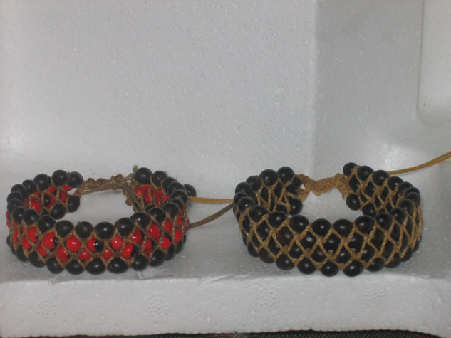 pulsera tejida con semillas huayruro 