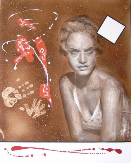 Mujer con la mano...