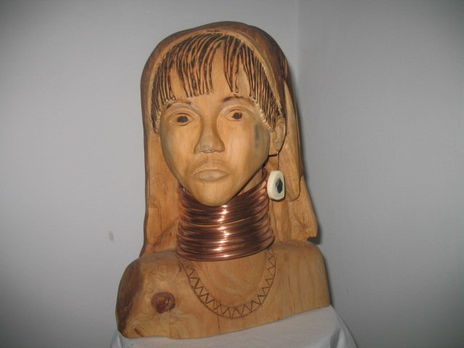 mujer etnia Kayan