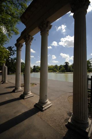 Lago y columnas Parque Independencia 