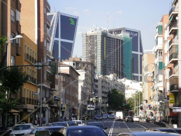 "Gigantes y cabezudos"        Madrid/Verano Arquitectura e interiorismo Color (Digital)