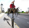 Torero, cardo, insecto gigante y calle de una ciudad, (Torero, thistle, giant insects and a city str