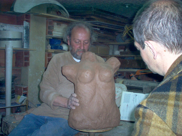 TU MUJER Terracotta Figurative