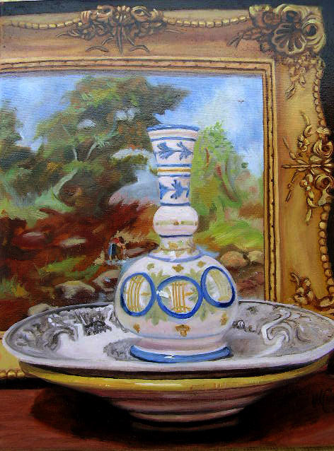 Jarrón y platos con oleo al fondo