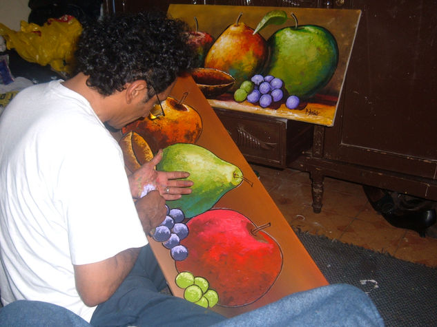 el artista ejecutando su obra 