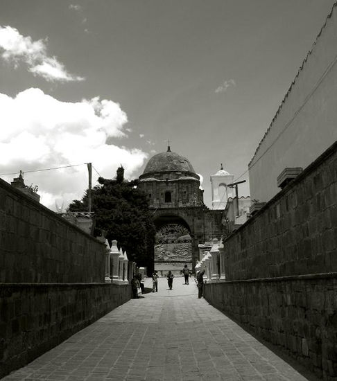 Entrada al cementerio- Cusco. 