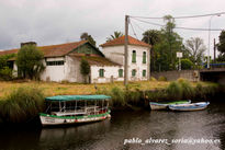 Casa con barcas