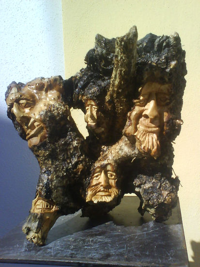 No es malo ser feo. Wood Figurative