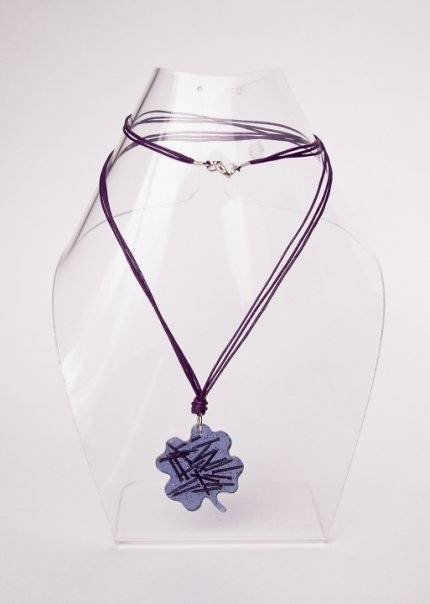 Collar Trebol morado+ pnts.+ cordón triple morado