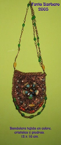 Bandolera tejida en cobre y piedras.