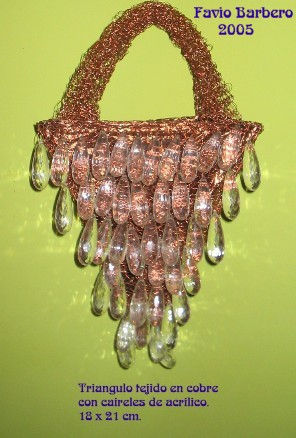 Cartera tejida en cobre y caireles