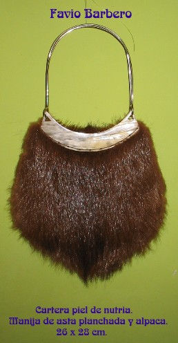 Cartera de piel de nutria y asta planchada.