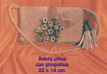 Cartera de cuero con flores.