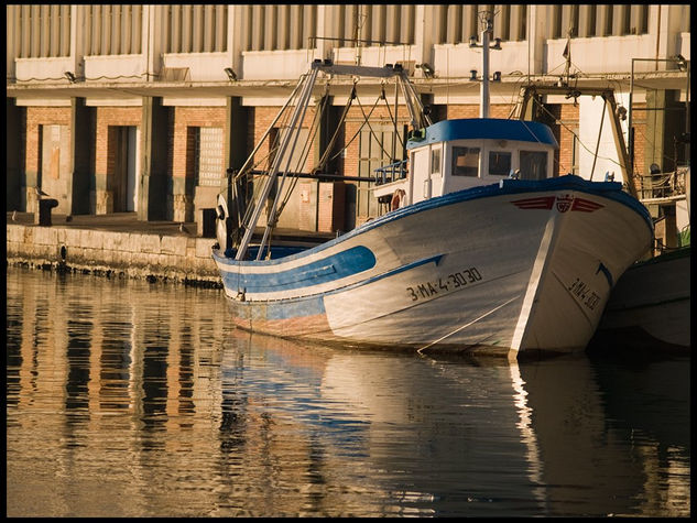 PESQUERO ATRACADO AL AMANECER 