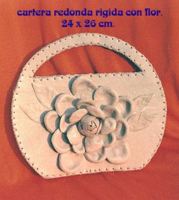 Cartera redonda con flor.
