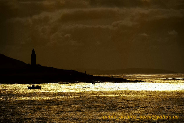 TORRE DE HERCULES CON PESQUERO 2 