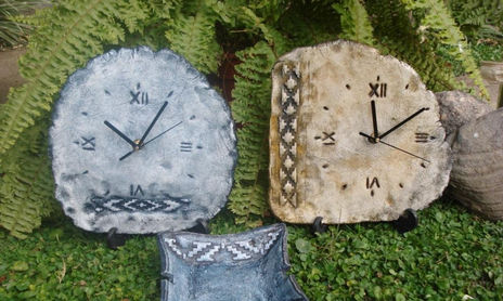 Relojes y ceniceros en piedra
